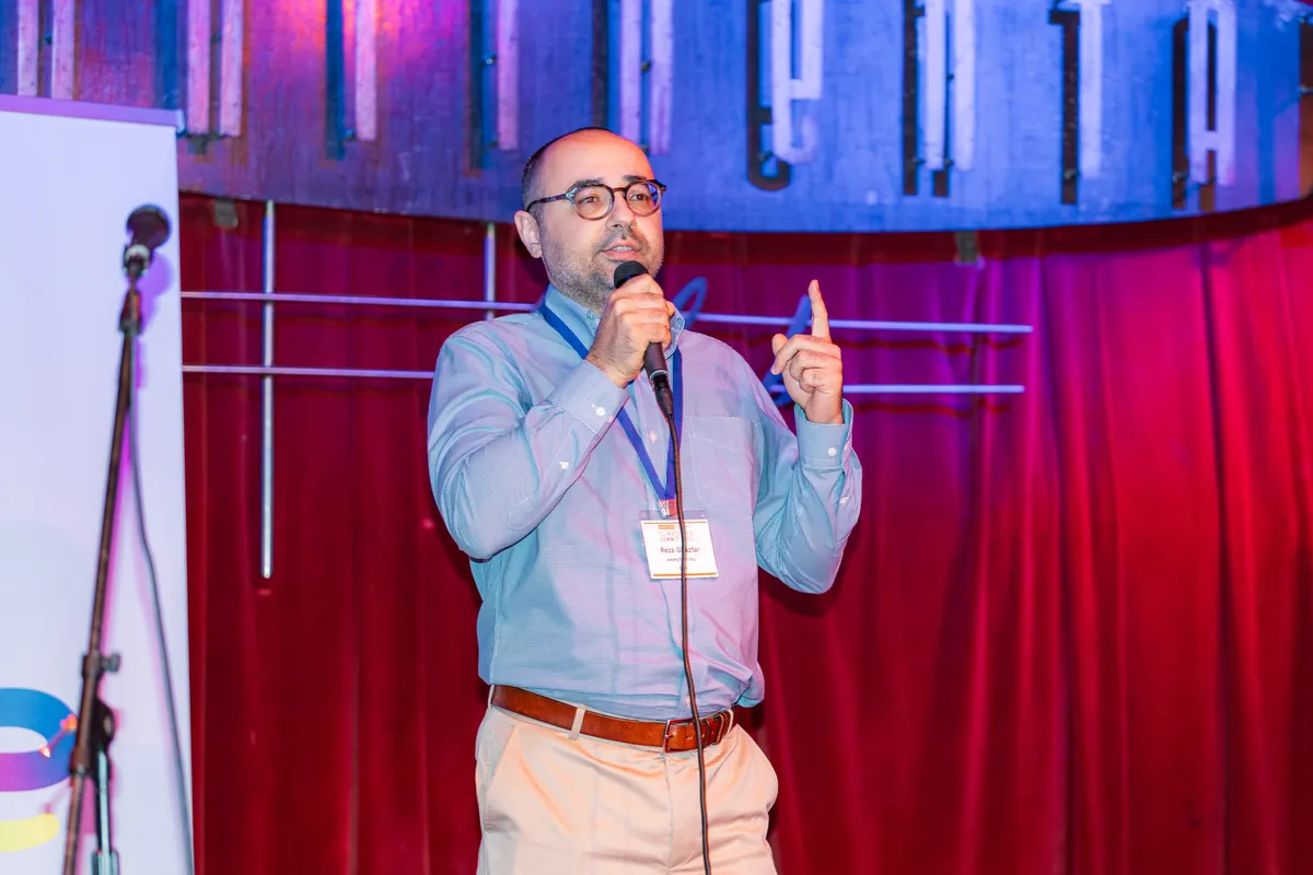 Reza Ghaziar of AmHyTech pitches to the crowd at Continental Club